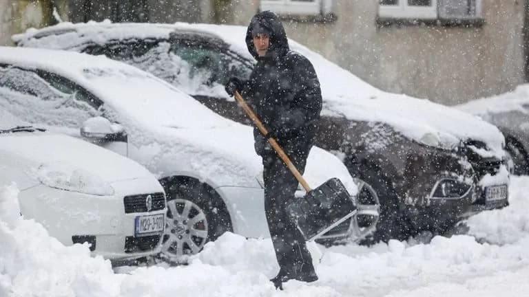 Reshje të mëdha të borës në Bosnjë, vdes një grua