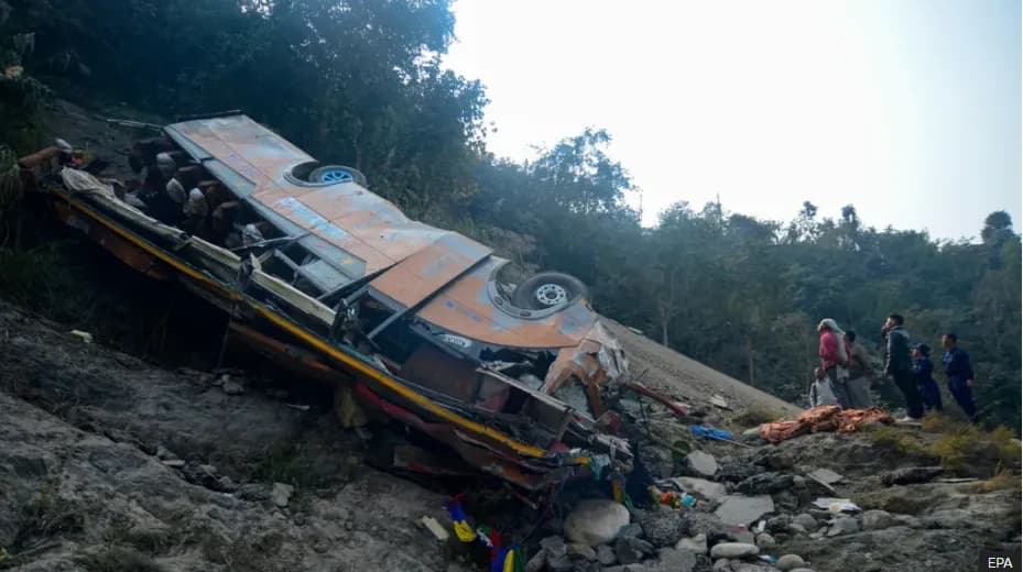 Autobusi bie në humnerë në Nepal, 19 të vdekur
