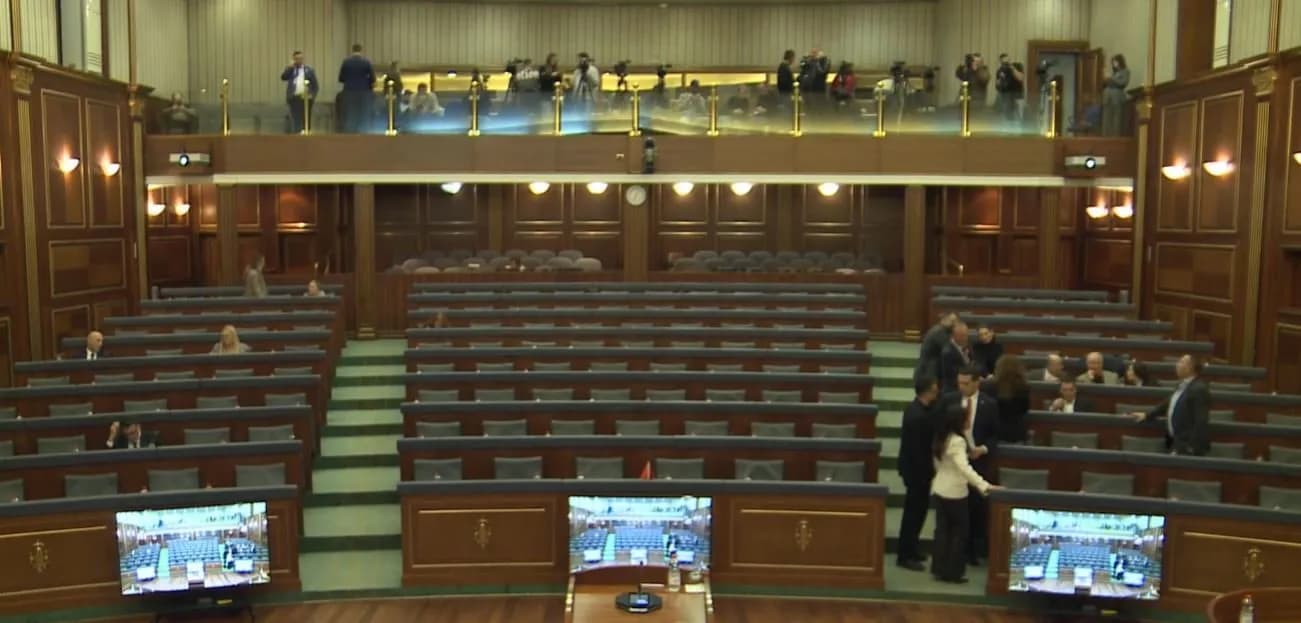 Deputetët e PDK-së arrijnë në sallën e Kuvendit