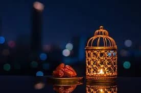Pse ndryshon ora e Iftarit çdo natë?