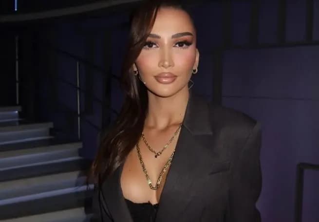 Xheneta sfidon dimrin në bikini