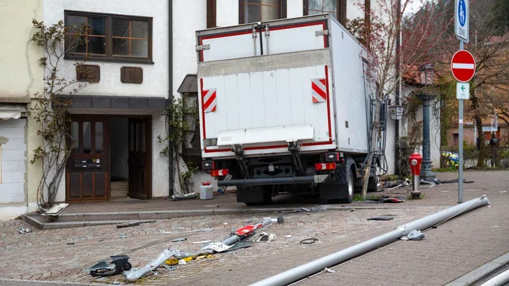 Dalin detaje nga aksidenti ku vdiqën dy mërgimtarë: Shoferi e humbi kontrollin shkaku i problemeve shëndetësore