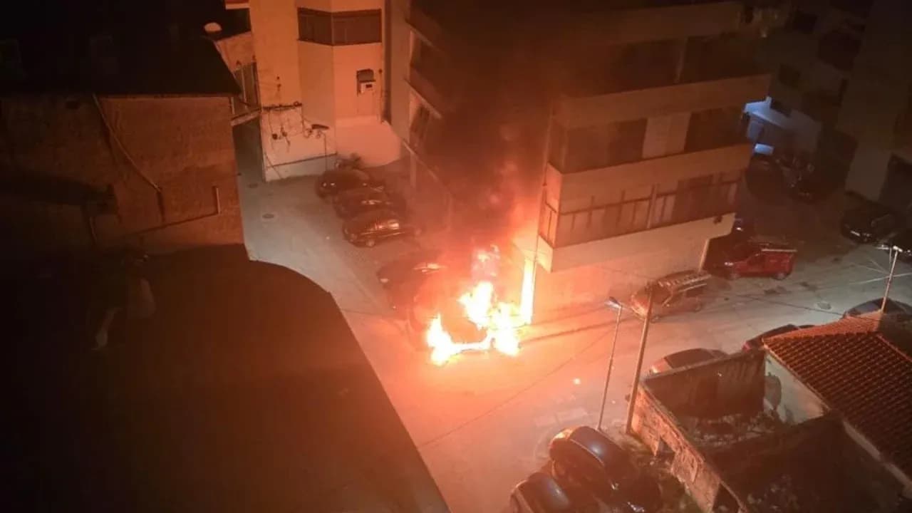 Përfshihen nga flakët dy automjete në Vlorë