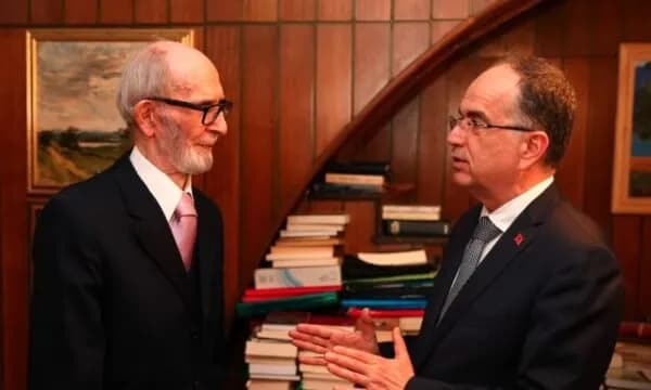Begaj për vdekjen e Qosjes: Pusho në paqe, Profesor!