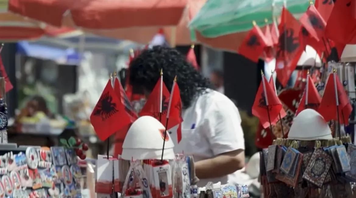 Dobësimi i euros në Shqipëri, me efekte në turizëm