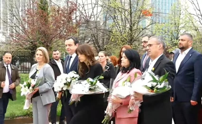 Haxhiu e Kurti bëjnë homazhe te memoriali Heroinat