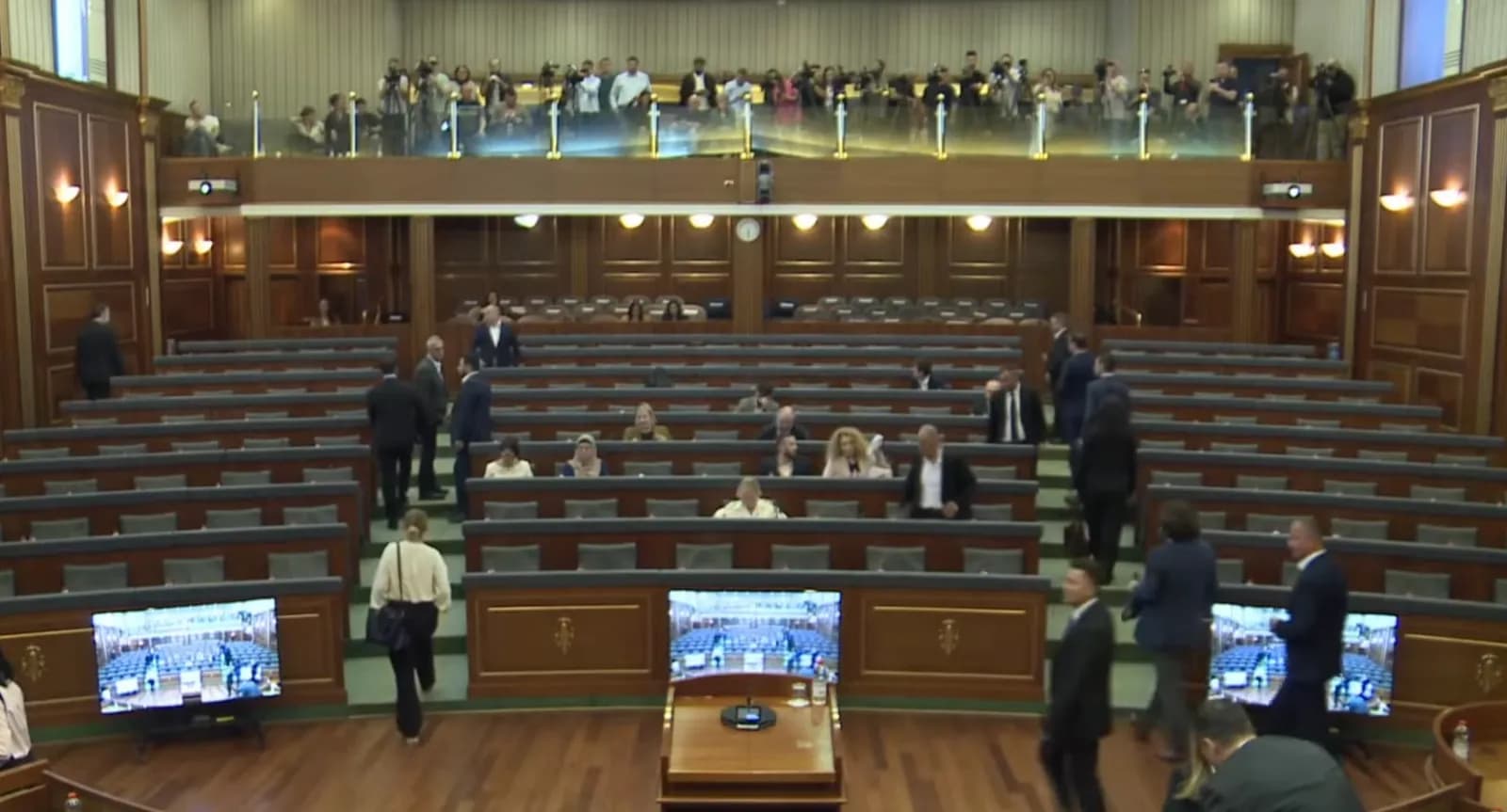 Nis seanca për presidentin, veç VV në sallë