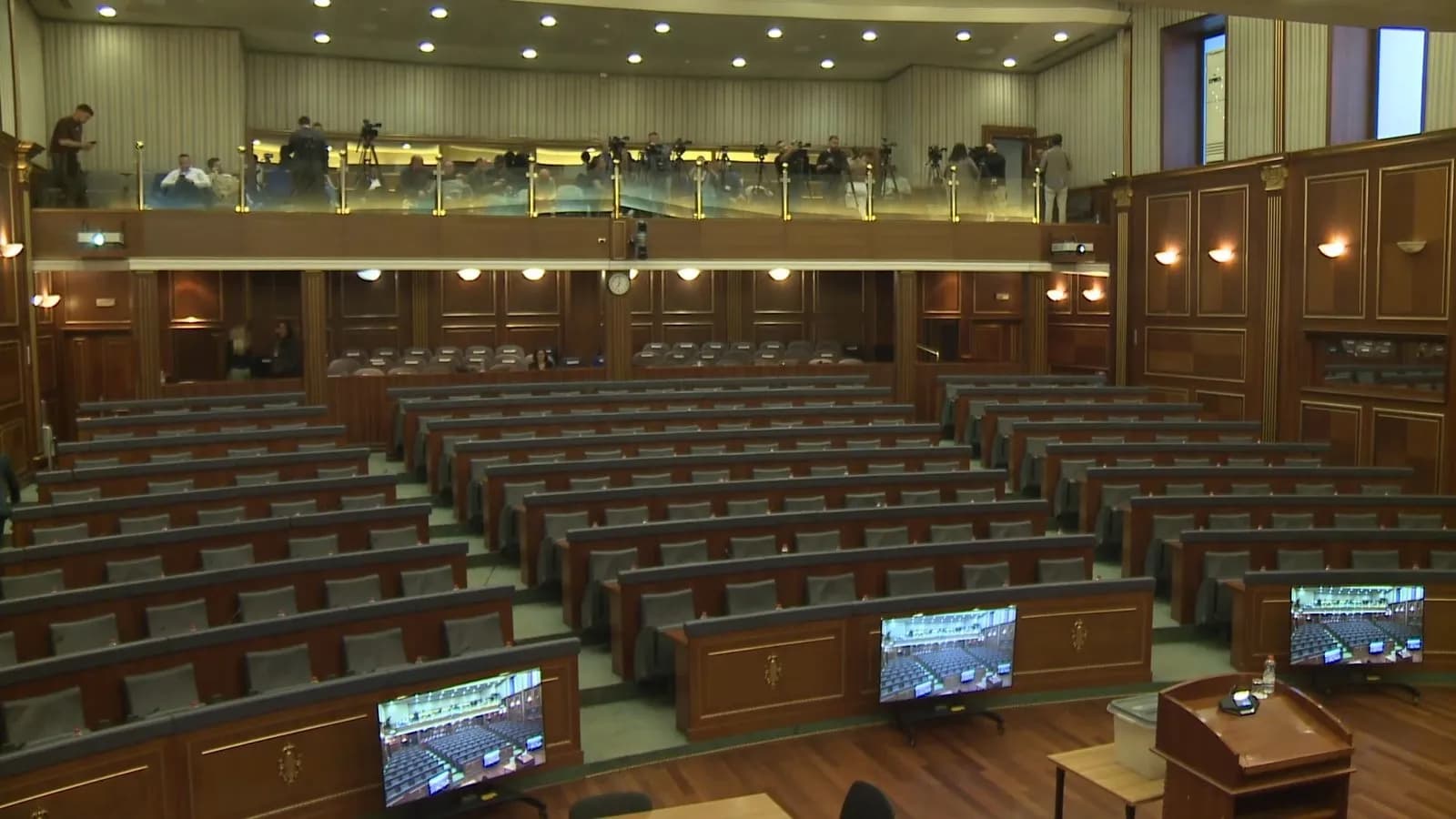 Ora 19:00, asnjë deputet në sallë