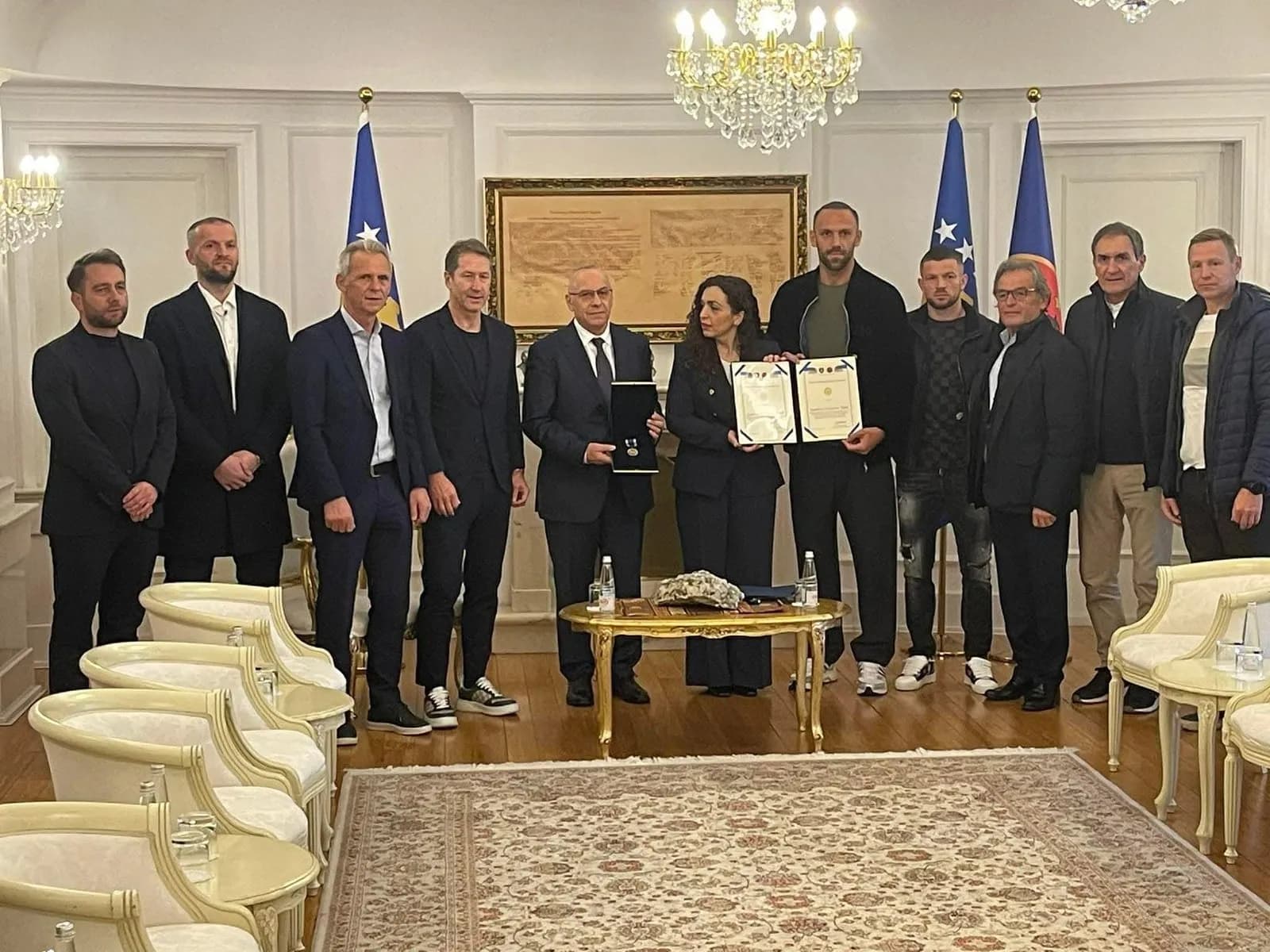 Osmani dekoron futbollistët e Kosovës
