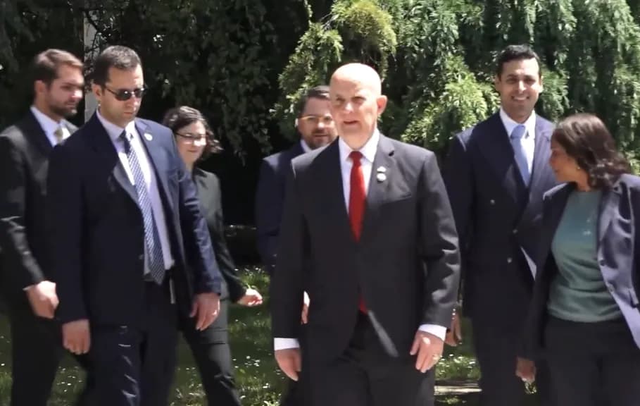 Kongresistët amerikanë i shkojnë në zyrë Kurtit
