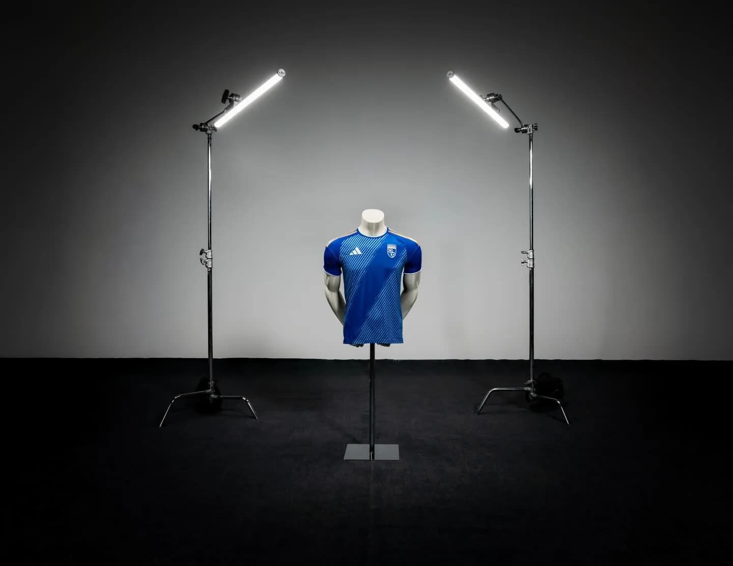 Kosova prezanton fanellat e reja nga Adidas