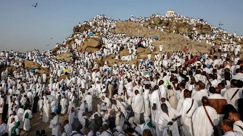 Miliona pelegrinë myslimanë mblidhen në Arafat