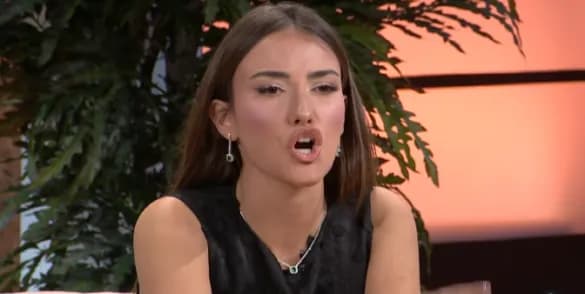 Puthi në buzë vëllaun, ja çfarë thotë Vanesa