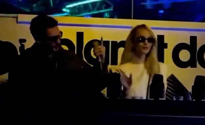 Selin surprizon fansat, ngjitet në skenë me Gimbon
