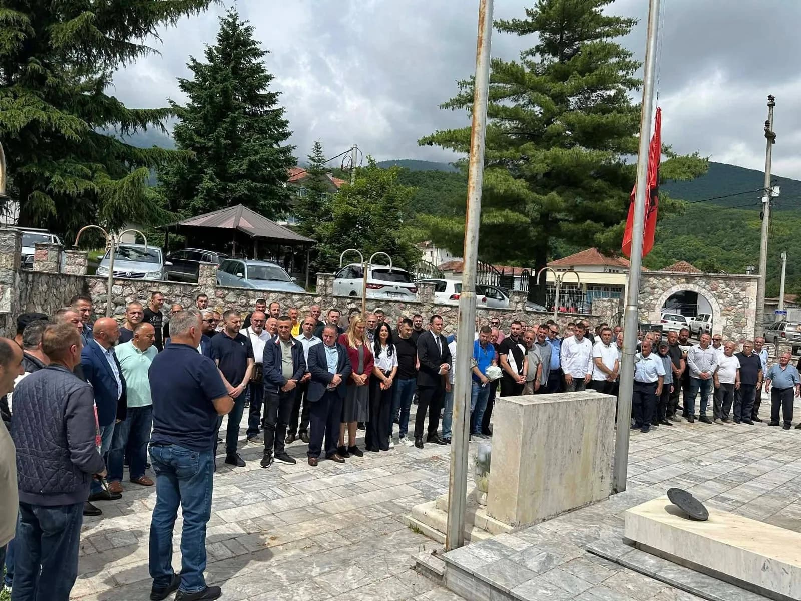 Shkumbin Demaliaj së bashku me bashkëluftëtarë nderojnë rënien e heroit të kombit, Brahim Demaliaj