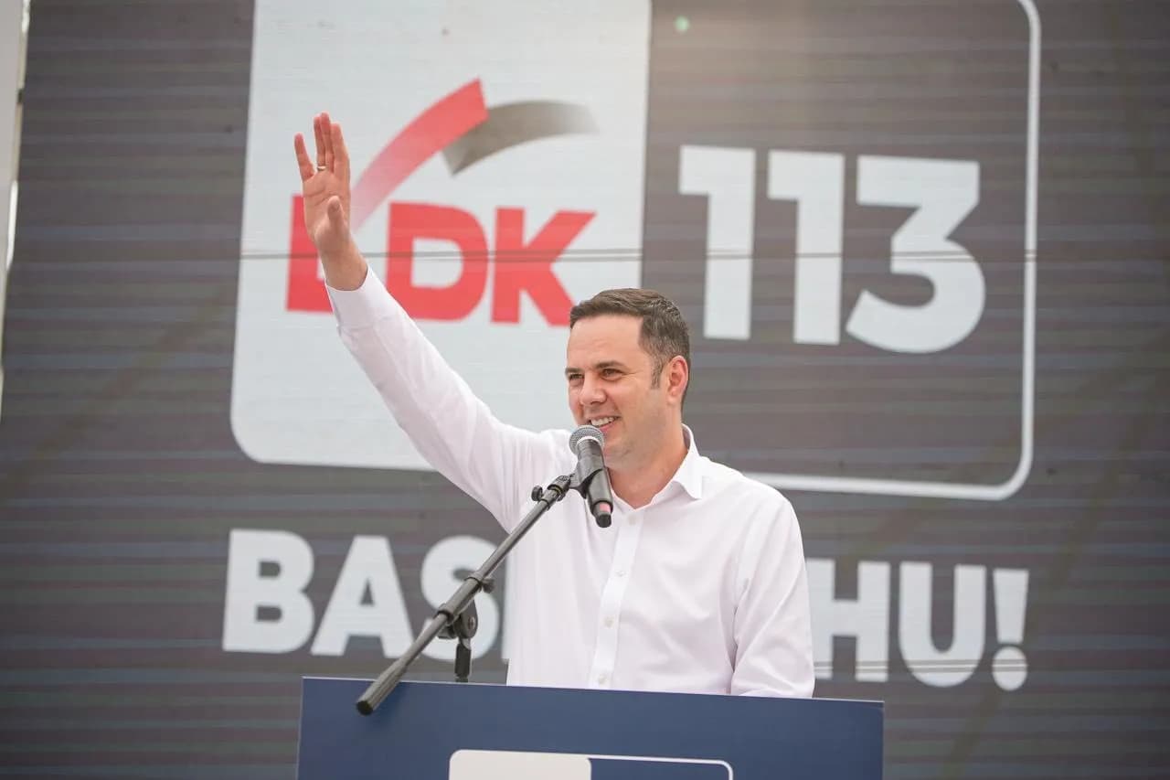 Abdixhikut i del në krah një kryetar komune