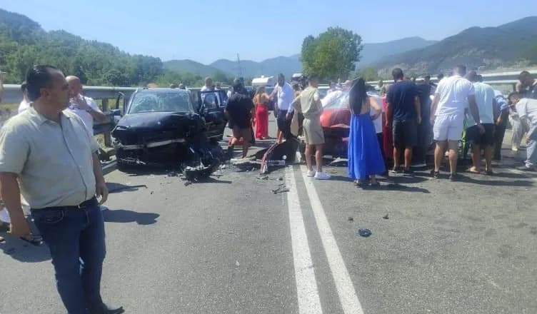 Aksident i rëndë në Rrugën e Kombit, dy të plagosur