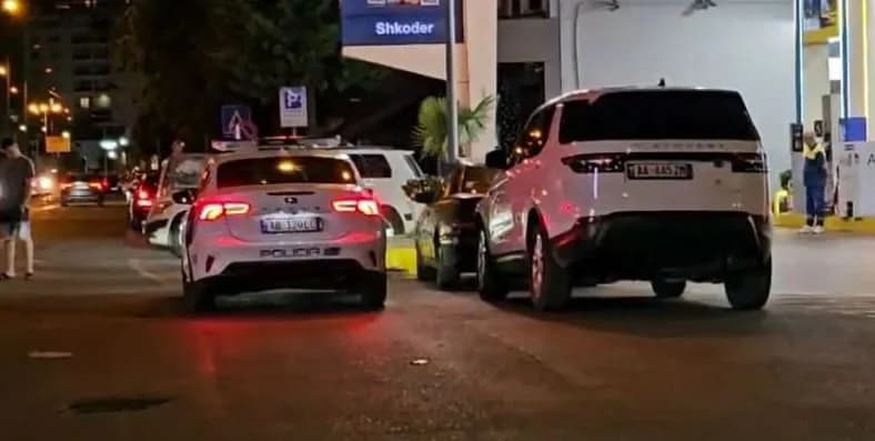 Dy persona e rrahin një polic në Shkodër