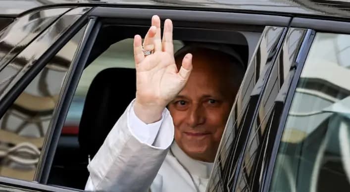 Papa Leo kthehet në Vatikan katër ditë pas operacionit për kancerin e mushkërive