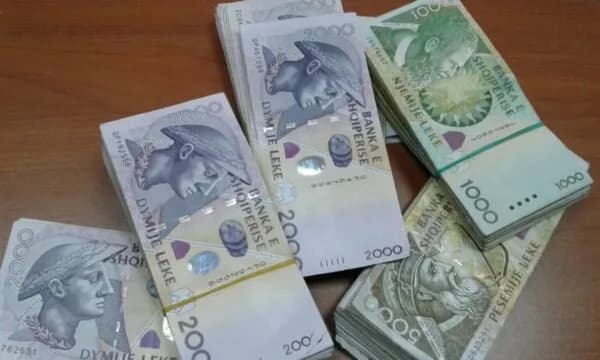 Eurot e shpenzuara nga turistët e forcojnë lekun në Shqipëri, 1 euro po këmbehet për 92.6 lekë