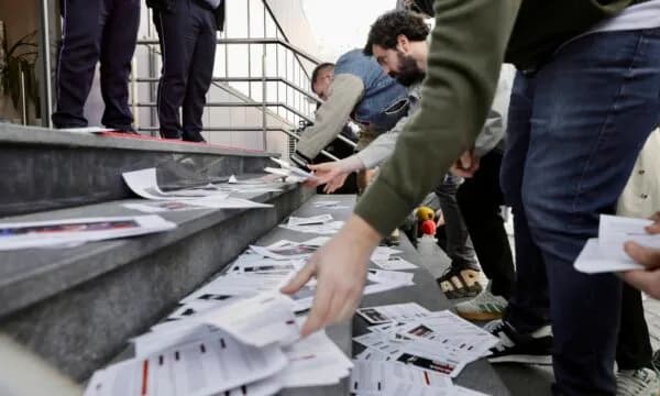 Rinia e PDK’së nesër zhvillon aksion simbolik para Kuvendit