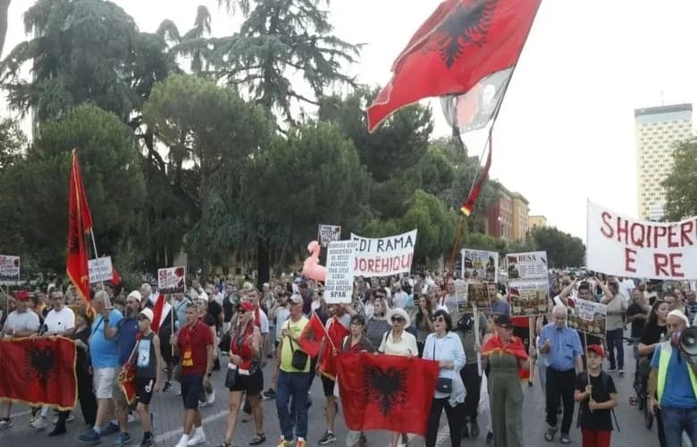72 ditë protestë, qytetarët vijojnë tubimin para Kryeministrisë