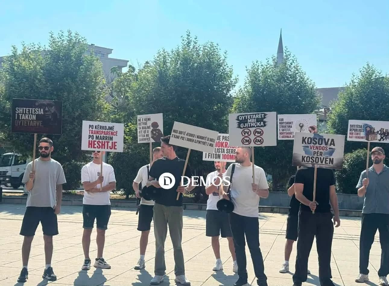 Lëvizja Revolta proteston para Kuvendit “për mbrojtjen e sovranitetit dhe integritetit shtetëror”