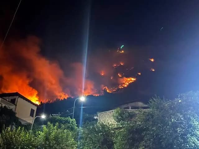 Zjarr i madh në Krujë, flakët rrezikojnë shtëpitë