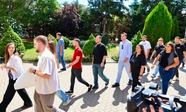 Rinia e PDK’së nesër zhvillon aksion simbolik para hyrjes së qeverisë