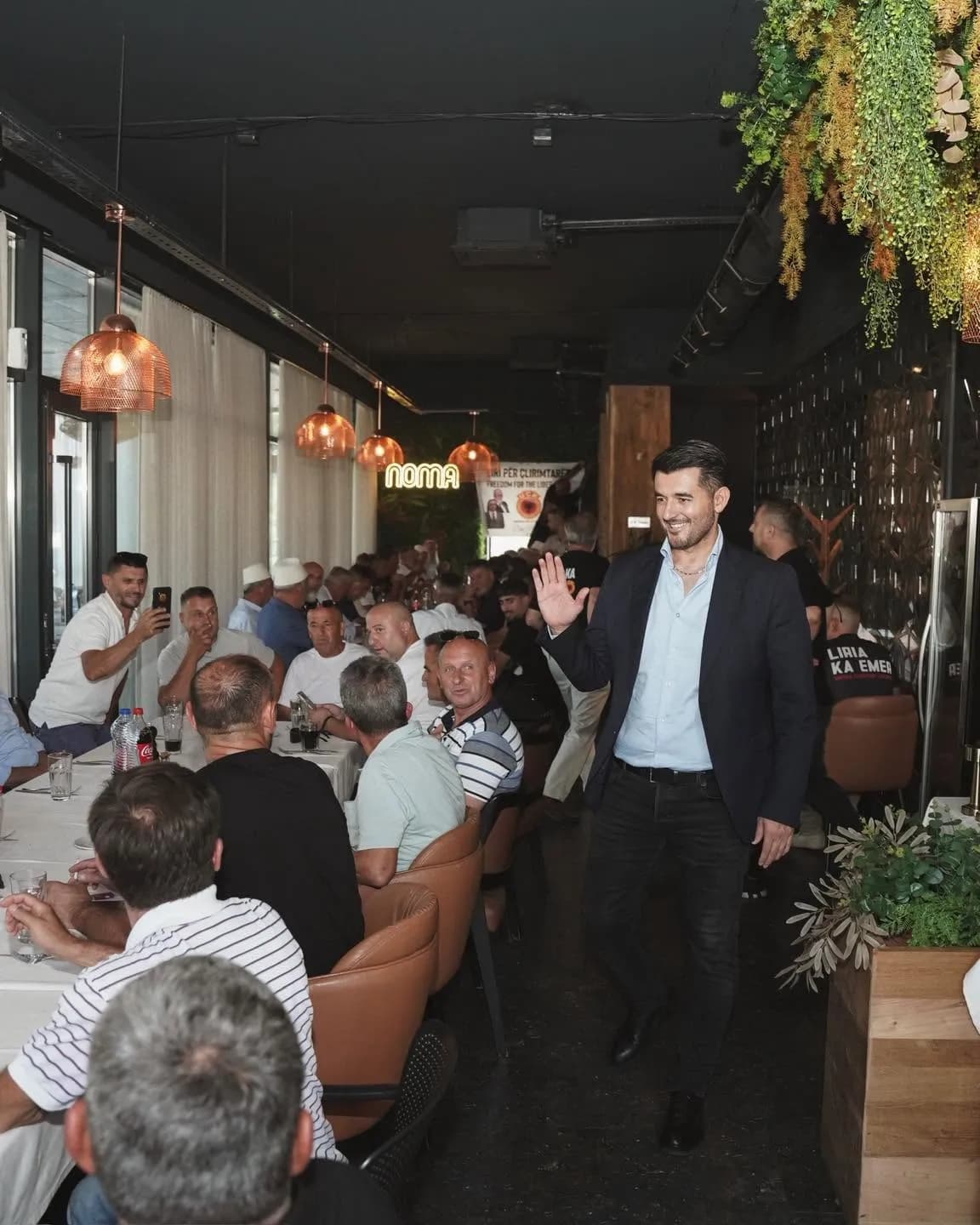 Labinot Tahiri shtron drekë për rreth 50 luftëtarë para nisjes drejt Hagës: U priftë e mbara