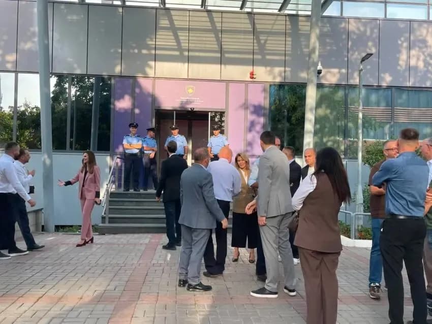 Qeveria sërish nën “bllokadën” e PDK-së dhe Aleancës