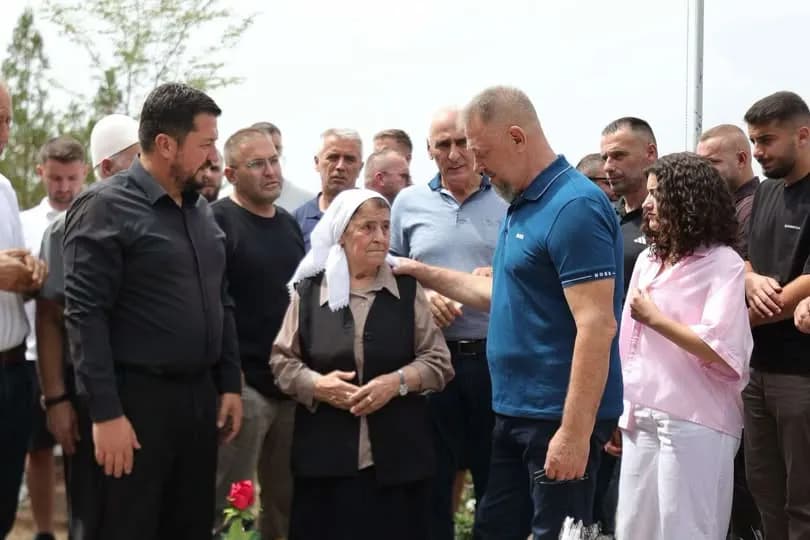 “Një heroinë e panjohur” – Buzhala tregon historinë tronditëse të nënës Kumri: I vranë para syve 7 vëllezër dhe djalin
