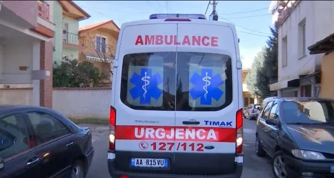 Këmbësorja me foshnjën 3-muajshe në krahë përplaset nga një veturë në Vlorë, kjo është gjendja e tyre