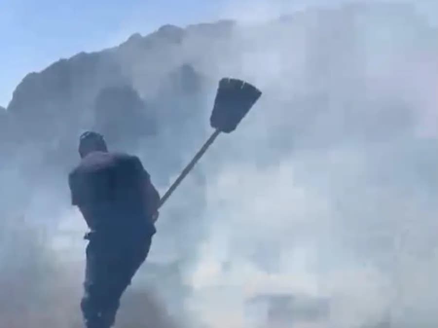 Zjarri në Pukë të Shqipërisë i afrohet banesave, era e fortë përhap flakët