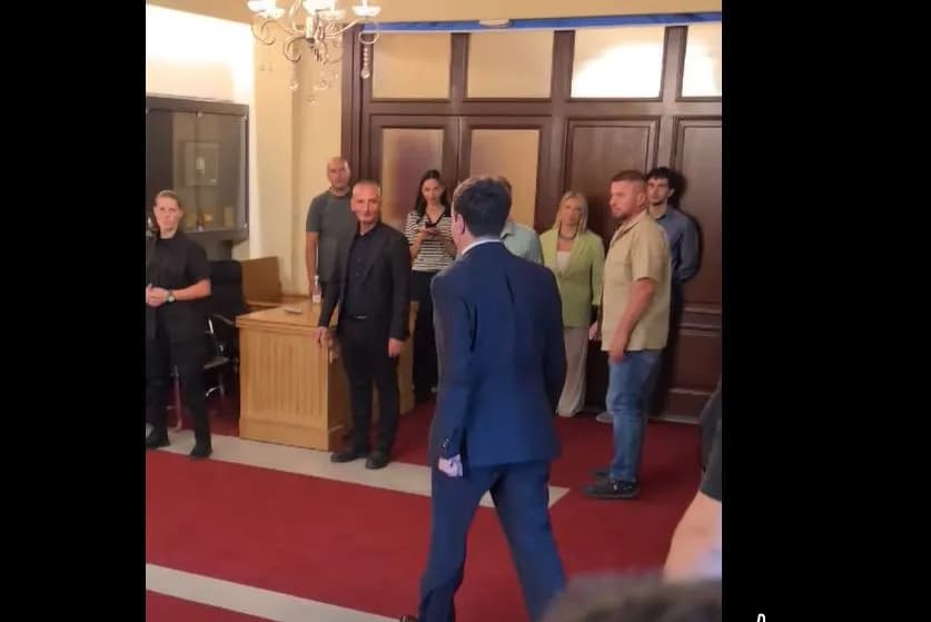 Kurti, Gërvalla, Kusari-Lila dhe përfaqësues të komuniteteve arrijnë në takimin e thirrur nga Haxhiu