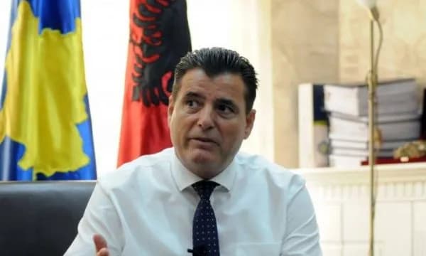 Bahtiri nervozohet me PDK-në për organizimet rreth gjyqit të Hagës, u kërkon “të kthehen në tavolinë” me Kurtin