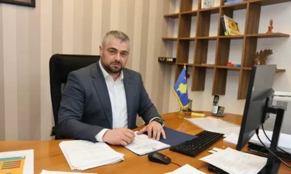 Hoti kritikon Vuçiqin për deklaratën për Mlladiqin: Mendësia kriminale e viteve ’90 është ulur këmbëkryq në Beograd