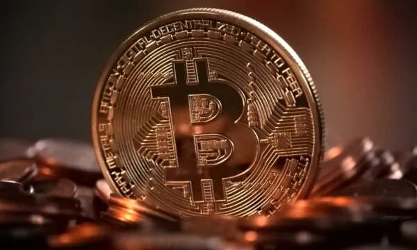 Bitcoin ‘shpërthen’, por çfarë fshihet pas rritjes së papritur