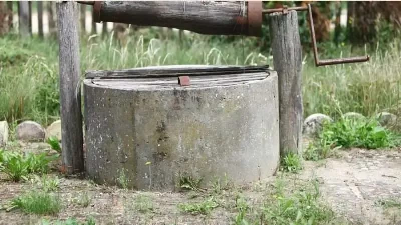Një Grua gjendet e vdekur pasi ra në bunarin e shtëpisë
