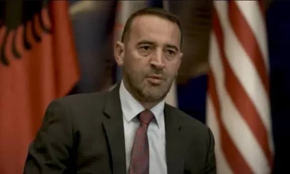 Ironizon Haradinaj: Mos lësho pe, Albin, krejt ose hiç