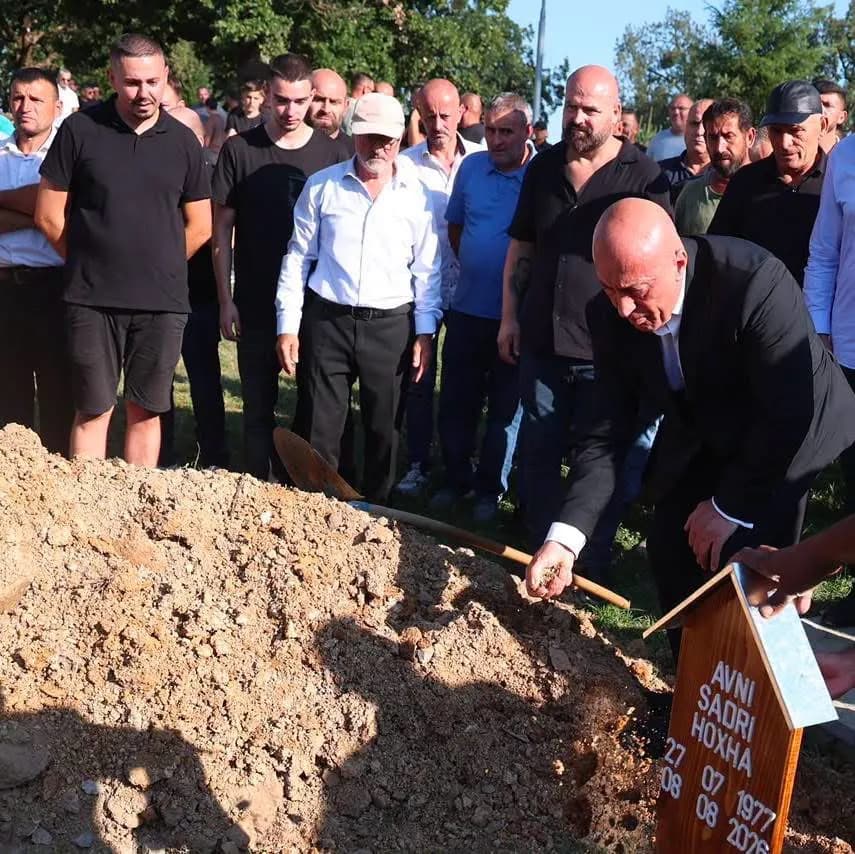 Ramush Haradinaj i jep lamtumirën e fundit luftëtarit Avni Hoxha