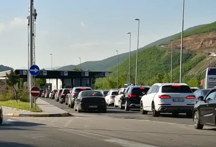 Pritje deri në 40 minuta në kufi, kjo është pika me e ngarkuar kufitare
