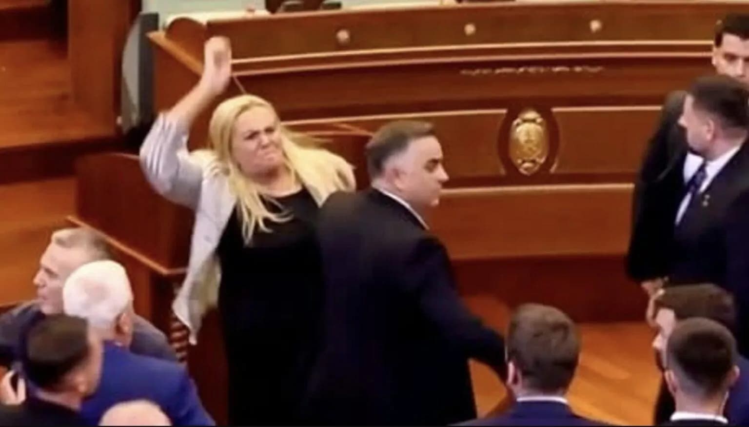 Gazeta zvicerane “20 Minuten” raporton incidentin në Kuvend: Deputetja opozitare gjuan me vezë Albin Kurtin