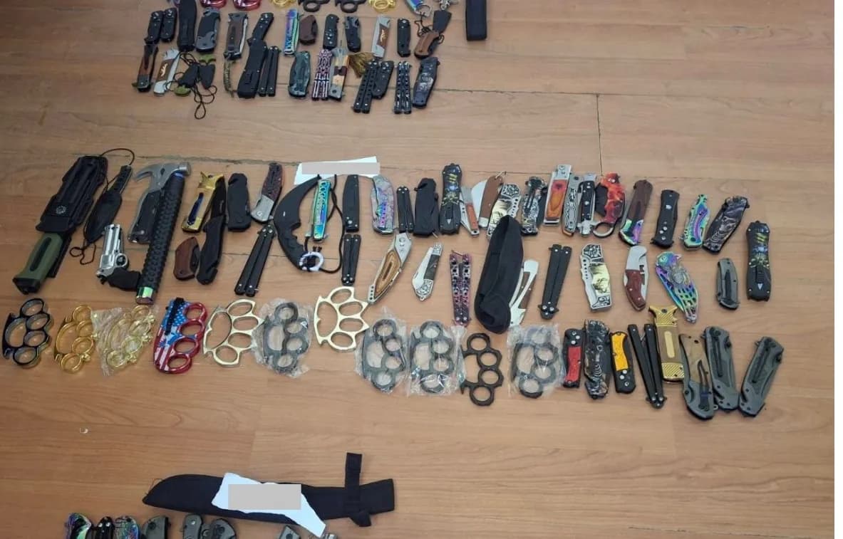 Aksion në “Qarshinë e Gjatë” në Pejë, Policia sekuestron 86 thika e 19 boksa metali