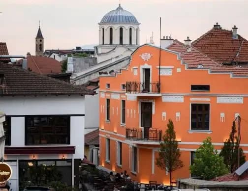 Nën ndikim të alkoolit, një person dëmton dyert dhe reflektorët e një kishe në Prizren