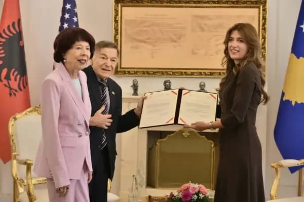Joe DioGuardi dhe bashkëshortja e tij marrin shtetësinë e Kosovës