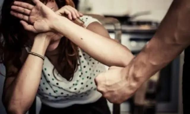 Arrestohen një burrë dhe një grua në Klinë, dyshohet se u rrahën mes vete