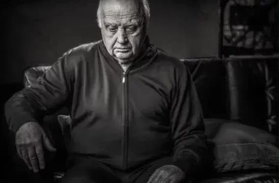 Vdes piktori i njohur shqiptar Kujtim Buza
