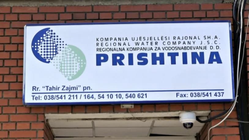 KRU Prishtina paralajmëron ndërhyrje urgjente pas dëmtimit të gypit në rrugën “Toni Bler”