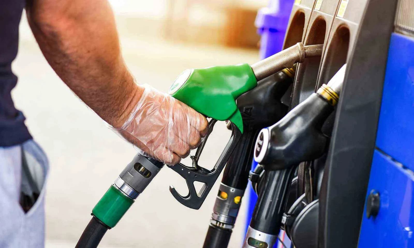 Lirohet nafta në Kosovë, shtrenjtohen benzina e gazi